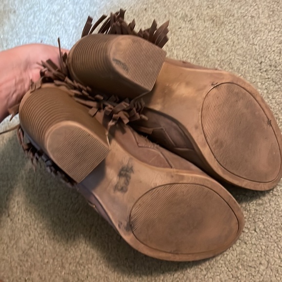 Vanity | suede fringe ankle boots | size 9 - Picture 5 of 8